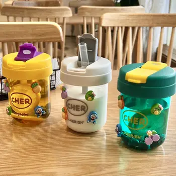 300 ml Steklenice za Vodo za Dekleta Plastičnih Prenosni Zunanji Gospodinjstvo Športna Čaj Skodelica z Slamic 3D Nalepke Srčkan Steklenica za Vodo Otroci